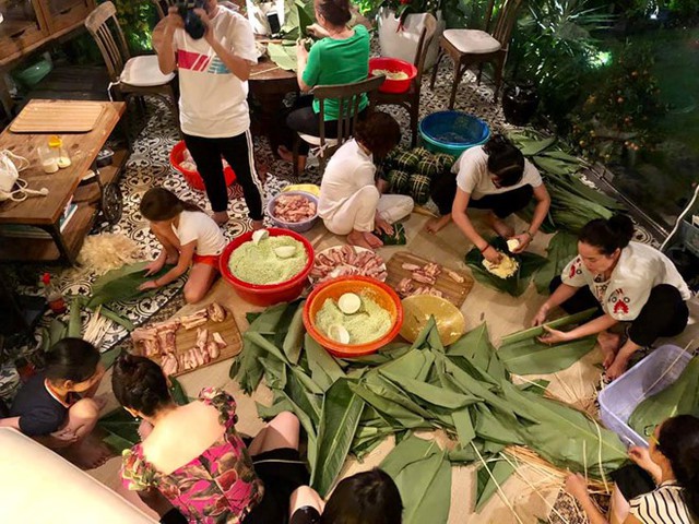 Ngay sau bữa tối, đại gia đình cũng bày biện mâm cơm tất niên với công việc khá tất bật. Ai nấy đều chăm chú gói bánh vì số lượng bánh, theo Hồng Nhung, là lên đến 100 chiếc.