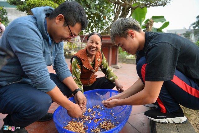 Về nghỉ Tết nhưng Văn Toàn cho biết anh vẫn phải duy trì việc chạy bộ để không bị xuống phong độ. Còn ăn uống thì cầu thủ Hải Dương cho rằng mình có ăn thế nào cũng không béo lên được.