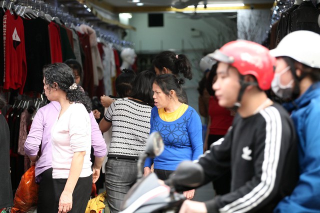 Hàng trăm shop thời trang đồng loạt giảm giá ở 2 tuyến phố những ngày qua khiến người dân từ khắp nơi ùn ùn kéo đến mua sắm.