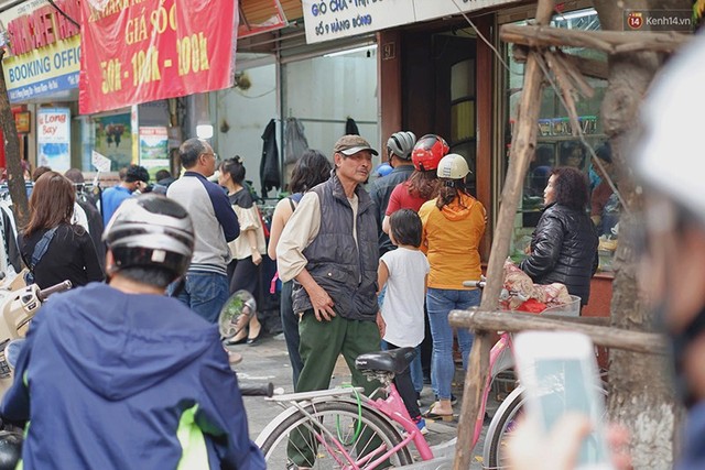 Rất nhiều người dân đứng xếp hàng ở tiệm bánh chưng, giò chả trên phố Hàng Bông vào chiều 29 Tết.