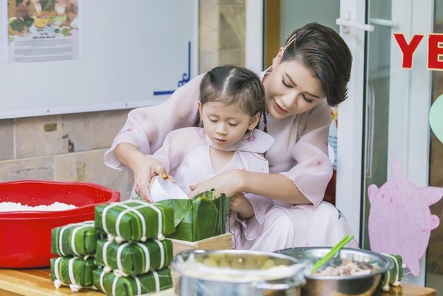 Trang Trần cảm thấy có lỗi vì mải kiếm tiền, ít thời gian chăm sóc con gái.