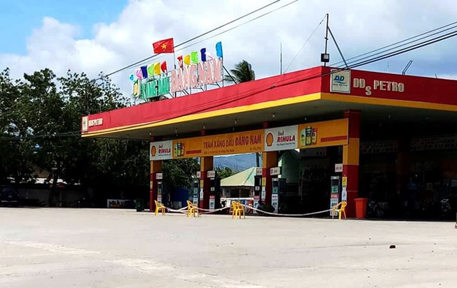 Hiện trường vụ &aacute;n tại c&acirc;y xăng được cơ quan chức năng phong tỏa. Ảnh: Tuấn Kiệt.