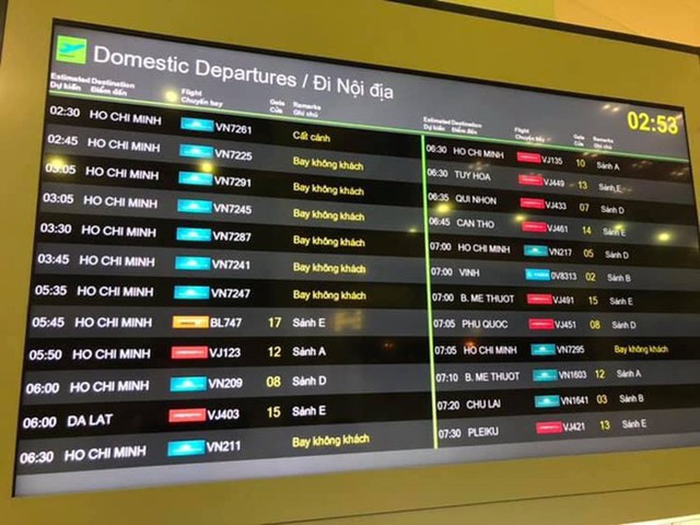Bảng điện tử sân bay Nội Bài sáng 29 Tết thể hiện hàng loạt chuyến bay từ Hà Nội đi TP.HCM phải bay không khách để quay vòng máy bay. Ảnh: Anh Hồng.