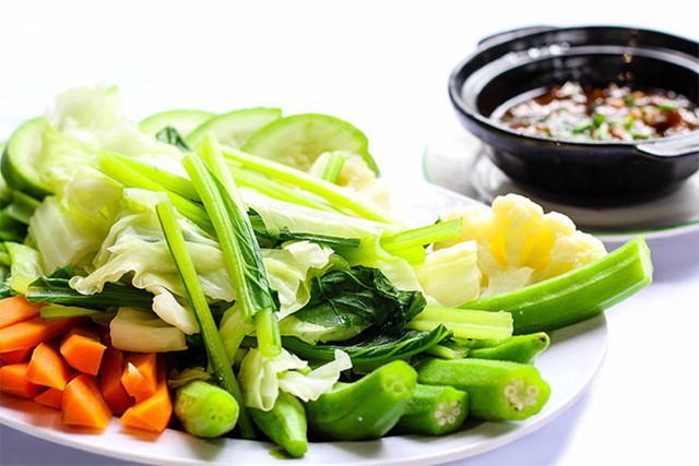 Rau xanh chứa nhiều chất xơ và đóng một vai trò như một con tàu đưa mỡ thừa ra khỏi cơ thể. Ảnh: Sunset