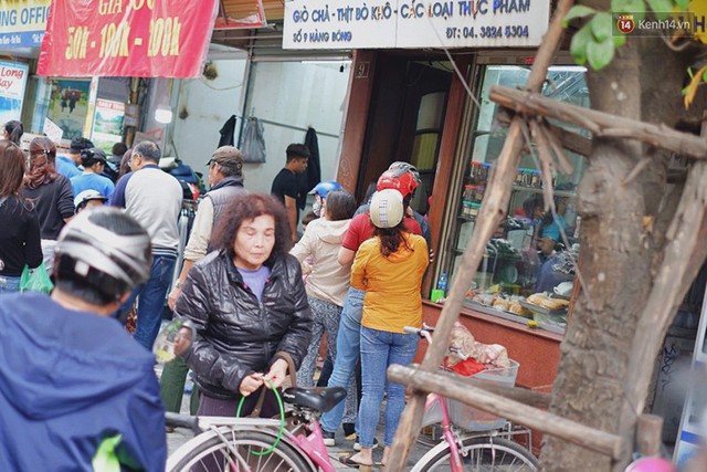 Do quá nhiều người xếp hàng mua bánh chưng, giò chả nên đoạn phố Hàng Bông gần với cửa tiệm này đã rơi vào tình trạng ùn ứ nhẹ.