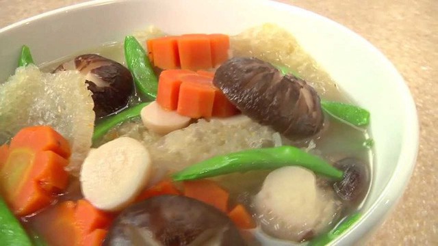 Canh bóng bì lợn là một trong những món ăn không thể thiếu trên mâm cơm Tết cổ truyền.
