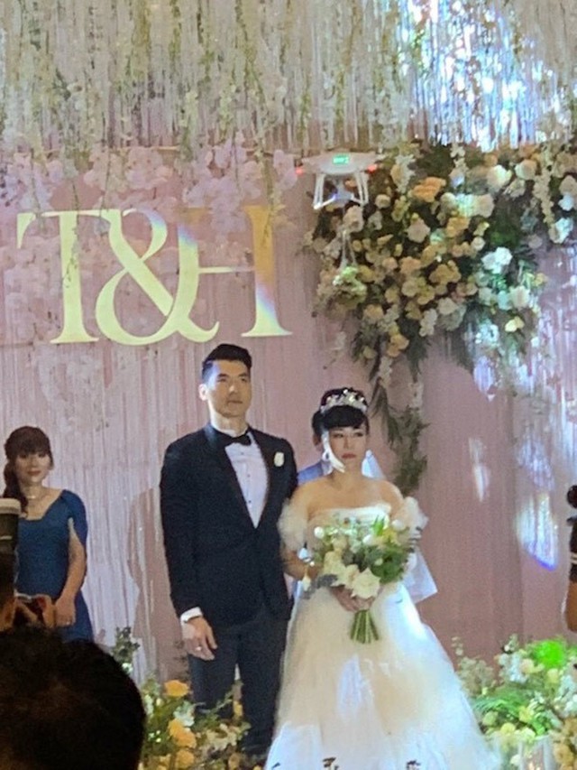 Sau vụ hủy hôn ồn ào với Thùy Linh, người mẫu kiêm diễn viên Trương Nam Thành bất ngờ kết hôn với nữ doanh nhân hơn tuổi. Thu Huyền đã ly hôn và có con riêng nhưng điều đó không quan trọng với nam người mẫu.