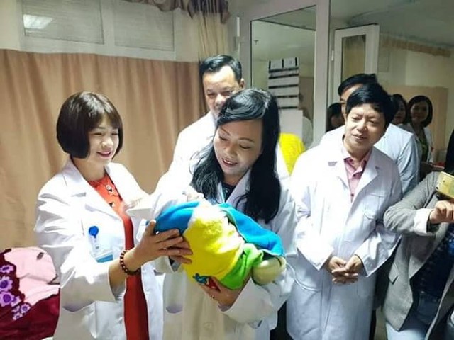 
Bộ trưởng Nguyễn Thị Kim Tiến tới chúc Tết tại Bệnh viện Phụ sản Trung ương và thăm các bé sơ sinh
