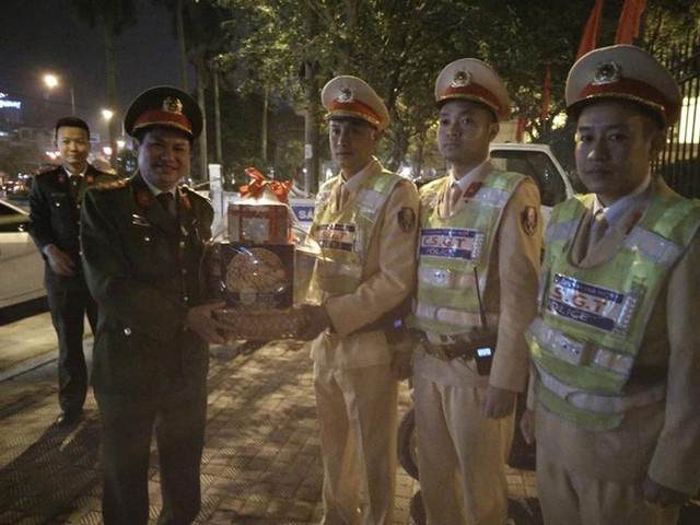 Tổ c&ocirc;ng t&aacute;c được l&atilde;nh đạo C&ocirc;ng an TP H&agrave; Nội khen thưởng v&agrave; ch&uacute;c tết