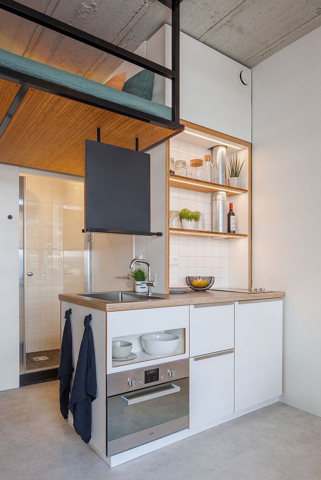 Gác xép nằm ở phía trên nhà bếp và phòng tắm nằm ở cuối căn hộ, phía sau nhà bếp có thể coi là điểm nhấn nổi bật của thiết kế này.