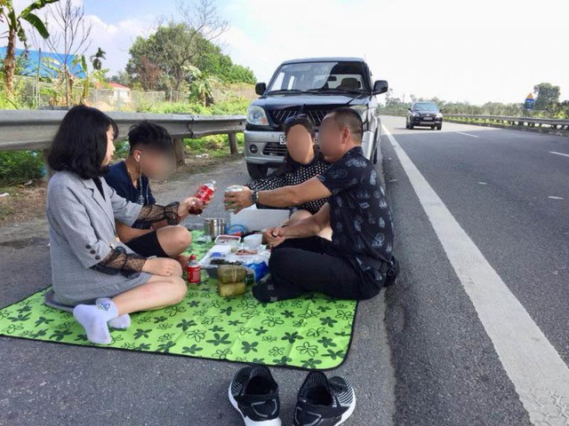 Hình ảnh một gia đình tổ chức ăn uống trên đường cao tốc Nội Bài - Lào Cai.