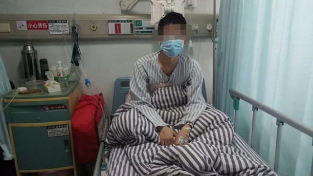 Zhou hồi phục sau ca phẫu thuật gắp dị vật tháng 1. Ảnh: Guanxi TV.