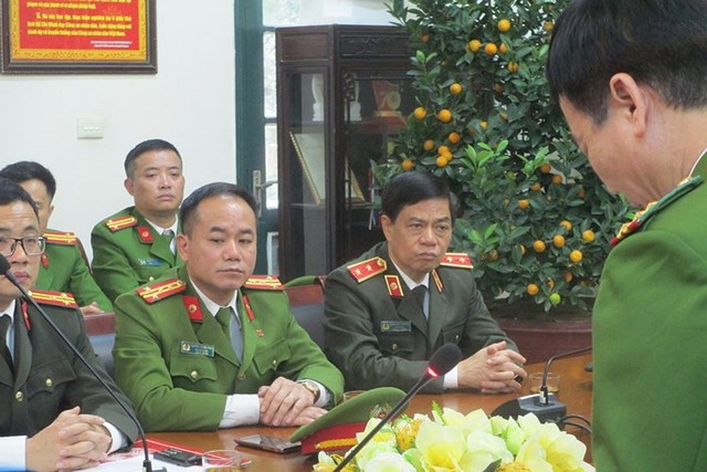 Trung tướng Đoàn Duy Khương, Giám đốc CATP Hà Nội; Đại tá Nguyễn Thanh Tùng - Phó Giám đốc CATP nghe báo cáo về kết quả điều tra vụ trọng án. Ảnh: Trung Hiếu