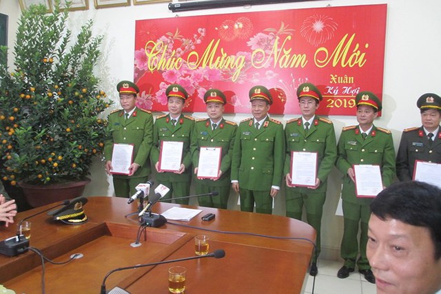 Thượng tướng Lê Quý Vương, Thứ trưởng Bộ Công an, trao quyết định khen thưởng cho các đơn vị tham gia phá án