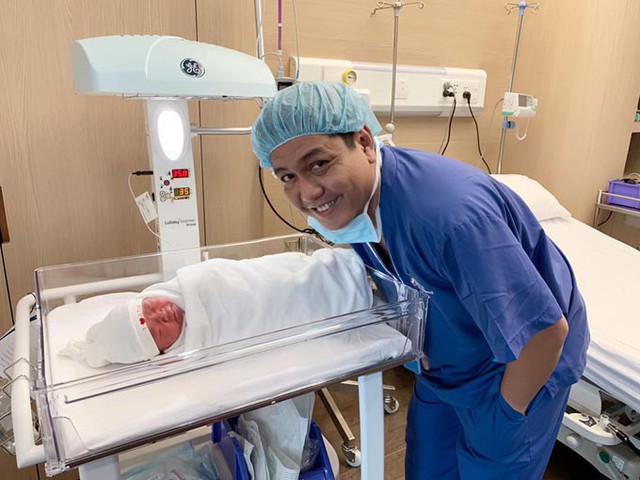 Con trai Thanh Thúy - Đức Thịnh chào đời lúc 11h50 bằng phương pháp sinh mổ