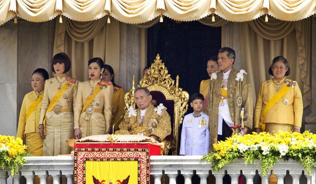 
Công chúa Ubolratana (thứ 2 từ trái sang) đứng cùng các thành viên hoàng gia Thái Lan, bao gồm cố quốc vương Bhumibol Adulyadej (giữa), vào năm 2012. Ảnh: AP.
