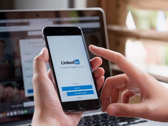 
Chăm chút cho tài khoản LinkedIn có thể giúp bạn dễ tìm việc hơn. Ảnh: BI.
