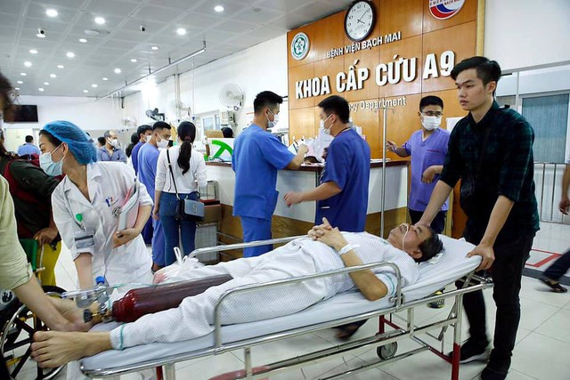 Khoa Cấp cứu Bệnh viện Bạch Mai ngày mùng 4 Tết quá tải vì lượng bệnh nhân tăng vọt. Ảnh: Dương Ngọc