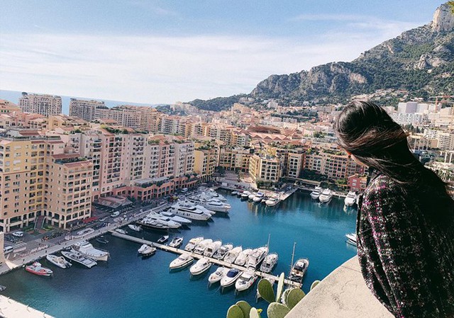 Cô ngắm cảnh yên bình của Monaco từ trên cao.