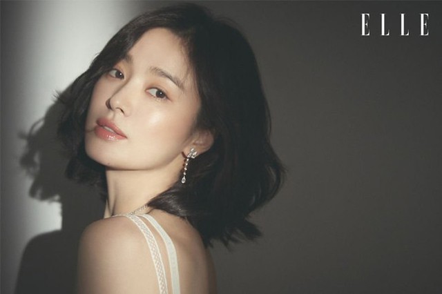 Song Hye Kyo xuất hiện trên tạp chí Elle số tháng 3 với vẻ đẹp đầy quyến rũ, nữ tính. Ngôi sao Hàn tiết lộ, không như suy nghĩ của nhiều người, trong cuộc sống đời thường, cô không mấy khi tự chụp hình: Trừ chụp hình tạp chí, sự kiện, tôi hiếm khi thích chụp ảnh.