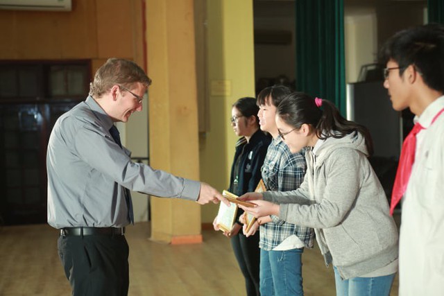 
Ông Gavan Iacono trao giải cho các thí sinh.
