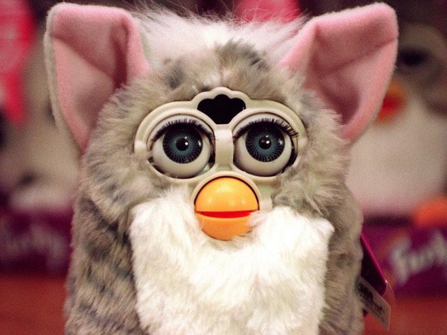 Furby được xem là món đồ chơi điện tử vô nghĩa, hình một con hamster với mặt cú. Nó từng gây sốt vào thập niên 90 và nhanh chóng bị lãng quên sau đó. Tuy nhiên, nó cũng đã kịp thời mang về được 500 triệu USD.