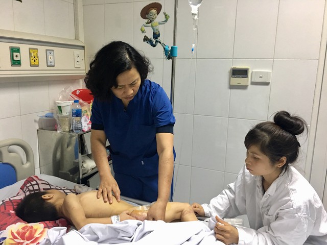 TS.BS Nguyễn Việt Hoa - Trưởng khoa Phẫu thuật Nhi và Trẻ sơ sinh kiểm tra sức khỏe cho bệnh nhân sau phẫu thuật