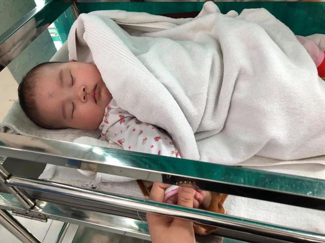 Bé gái sơ sinh bị bỏ rơi đúng ngày 8/3 ngay tại bệnh viện