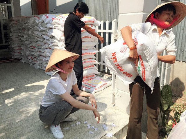 Ngọc Trinh bỏ tiền túi mua gạo phát cho bà con nghèo ở quê.