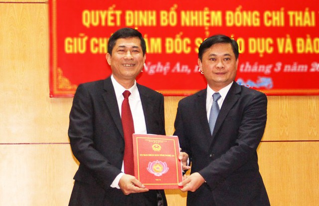 &Ocirc;ng Th&aacute;i Văn Th&agrave;nh (b&ecirc;n tr&aacute;i) nhận quyết định từ l&atilde;nh đạo tỉnh Nghệ An. Ảnh: PV.