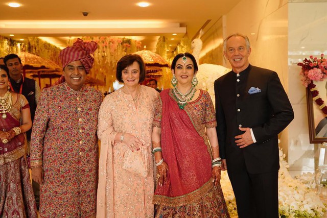 Cựu Thủ tướng Anh Tony Blair cũng đến dự đám cưới cùng vợ