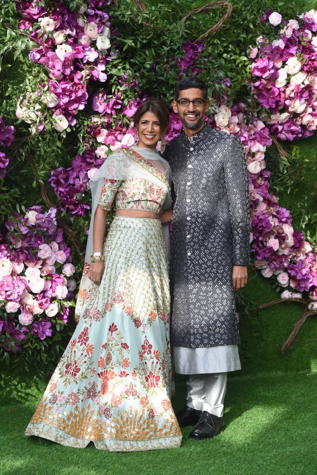 CEO của Google Sundar Pichai cùng vợ
