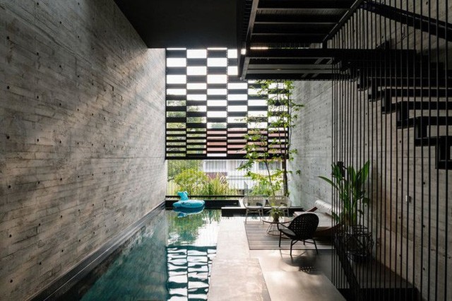 
Bể bơi ở tầng 1 giúp điều hòa không khí.
