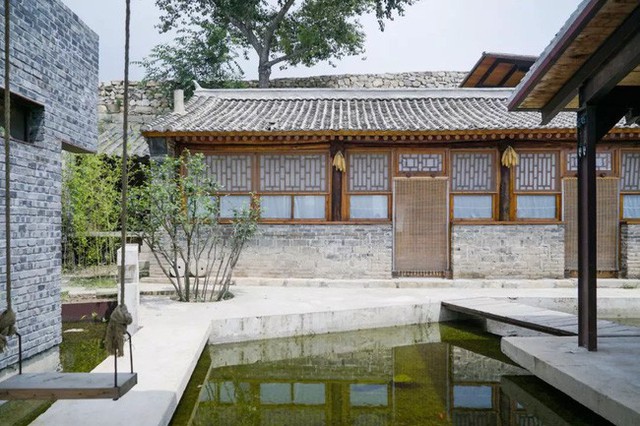 Khoảng sân mát mẻ khi có nước chạy bao quanh.
