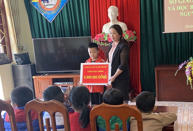 Giám đốc Sở Giáo dục và Đào tạo tỉnh Quảng Ninh trao giấy khen và học bổng cho học sinh Nguyễn Thành Đạt