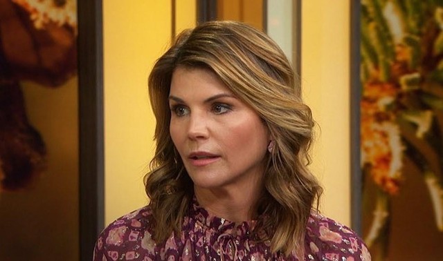 Nữ diễn viên Lori Loughlin bị cáo buộc chi 500.000 USD hối lộ để giúp con gái vào Đại học Nam California. Ảnh: CNBC.