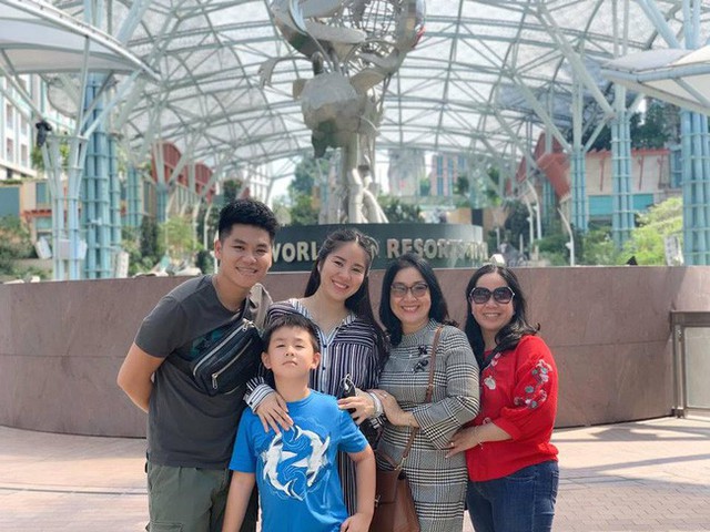 Lê Phương đưa cả gia đình đi du lịch Singapore.