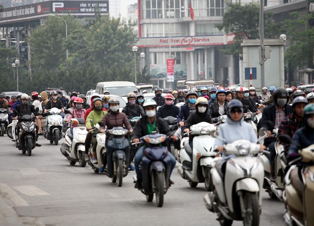 Tại nút giao Lê Văn Lương - Nguyễn Tuân - Hoàng Minh Giám đông đúc lúc 8h25.