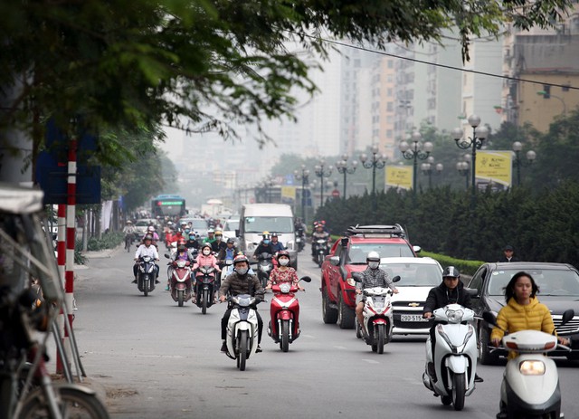 Trên đường Lê Văn Lương gần khu vực cầu vượt đường Láng có phần thông thoáng hơn lúc 8h30 phút.