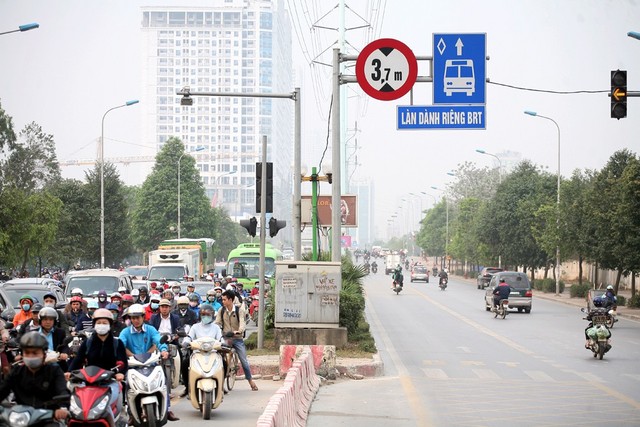 Tuyến buýt BRT 01 Yên Nghĩa - Kim Mã được đưa vào hoạt động cách đây 2 năm. Không thể phủ nhận những lợi ích và sự tiện lợi mà tuyến buýt mang lại, tuy nhiên không ít người do đặc thù công việc nên đã không có cơ hội sử dụng dịch vụ công cộng hàng ngày.