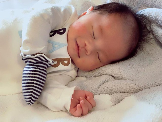 Ngày 1/11/2018, con trai đầu lòng của Victor Vũ và Đinh Ngọc Diệp chào đời. Cậu bé được đặt tên là Landon Vũ Đông Quân. Trong suốt 9 tháng mang thai, Đinh Ngọc Diệp luôn hạnh phúc vì được chồng quan tâm, chăm sóc chu đáo.
