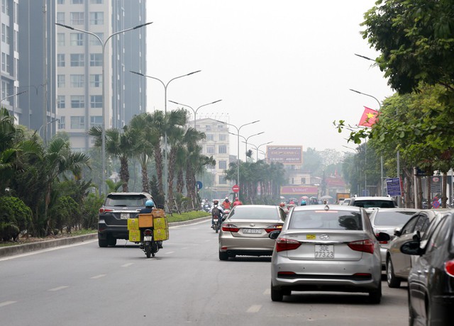 Phố Hàm Nghi (quận Nam Từ Liêm) được xem là một trong những tuyến phố khá sôi động về hoạt động kinh doanh, buôn bán thực phẩm. Tuyến phố này có hàng chục nhà hàng phục vụ đồ ăn theo phong cách nước ngoài. Ngoài ra những quán ăn phục vụ các món truyền thống của Việt Nam cũng hoạt động rầm rộ.