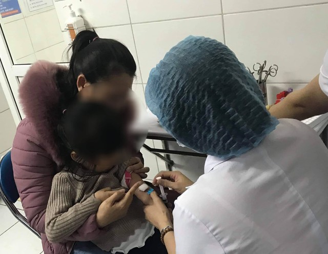 Lấy mẫu xét nghiệm sán lợn cho một cháu bé ở Thuận Thành, Bắc Ninh sáng 15/3 tại Bệnh viện Bệnh nhiệt đới Trung ương. Ảnh: Võ Thu