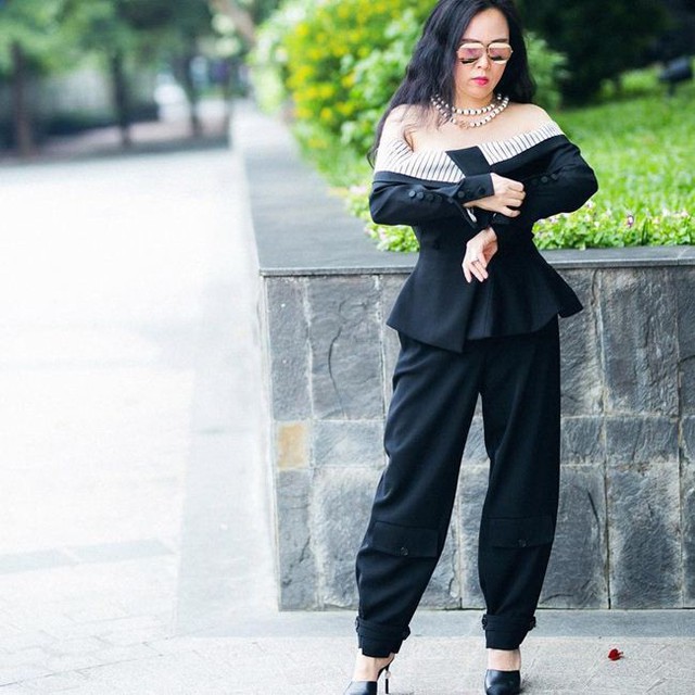 Theo bạn outfit này nhận được bao nhiêu điểm với thang điểm 10? Có lẽ thay quần túi hộp thành quần ống loe sẽ đẹp hơn, sang trọng và nữ tính hơn.