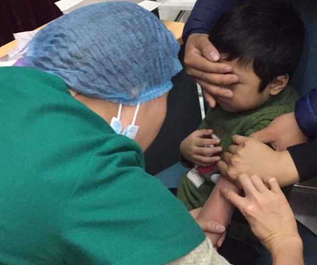 Một em bé ở Thuận Thành, Bắc Ninh được lấy mẫu bệnh phẩm đi xét nghiệm