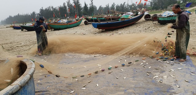 ''
Anh Nguyễn Văn Thành (ngư dân Xuân Hội) cho biết: Gia đình tôi chỉ với chiếc thuyền công suất 10 CV, mỗi ngày cũng đánh được hơn 5 tạ cá trích. Trừ các khoản chi phí, gia đình tôi thu về được một khoản đáng kể.
''