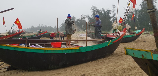 
Ngư dân làm sạch lưới để chuẩn bị cho chuyển ra khơi tiếp theo.
