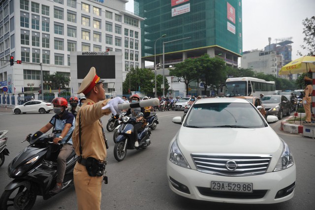
Lực lượng chức năng TP Hà Nội và TP Hồ Chí Minh đồng loạt ra quân xử lý hành vi vi phạm về Luật giao thông đường bộ.Ảnh: B.L

