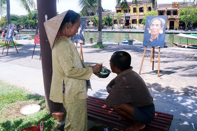 Người ta kể, bà Dy sinh được 8 người con nhưng chỉ có riêng anh Tùng là không may, khi vừa sinh đã bị khiếm khuyết về thần kinh khiến đầu óc ngờ ngệch. Vậy nên, mấy chục năm qua, dù đã tuổi già sức yếu, bà Dy vẫn kiên nhẫn theo đút cơm cho con ăn. Bà thương con mình vốn đã thiệt thòi, lại nhỡ phải đói khát khi mải rong chơi thì tội lắm.