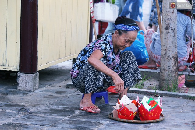 Tuổi già, mắt kém, tai nặng nhưng suốt mấy chục năm nay, bà Dy vẫn chăm sóc chu đáo cho đứa con tâm thần của mình...